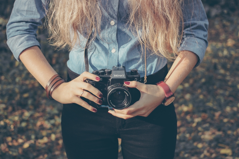 photographe-POURRIERES-min_hand-person-girl-woman-camera-photography-614-pxhere.com